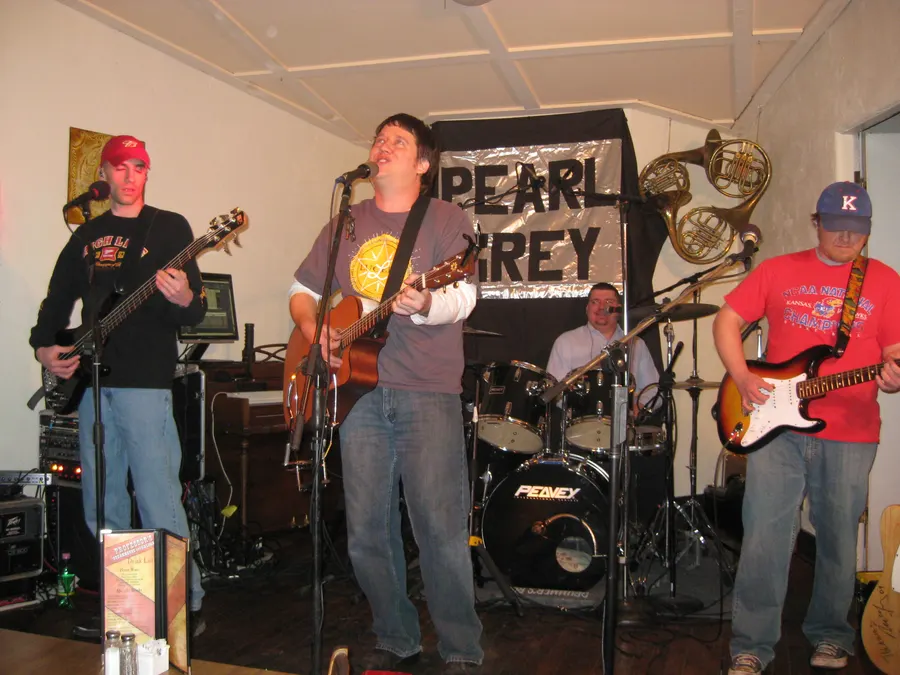 Pearl Grey playing a small room, 2000s